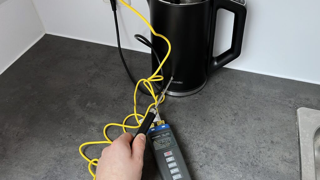 Arendo ELEGANT Wasserkocher Messung der Außentemperatur mit dem Voltcraft Messgerät